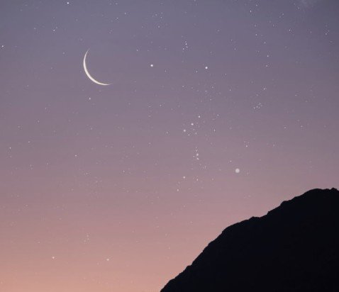 luna nueva en géminis sobre cielo violeta


